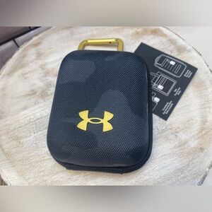 Under Armour ❤️Contain Micro
Case Black Camo/Metallic Gold 006 NWT